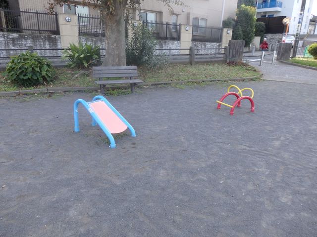 高島山公園の遊具。幼児向けもあります。